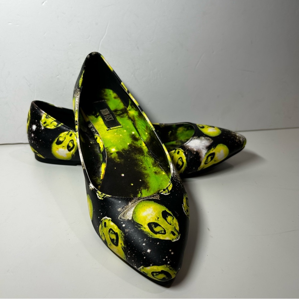 Rare Iron Fist Area 51 black green alien pointy toe ballerina flats. Size 6